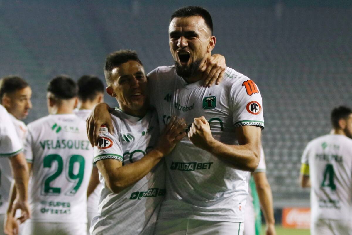 El defensor de Deportes Temuco celebrando un gol con Diego Buonanotte. Foto: Agencia ATON.