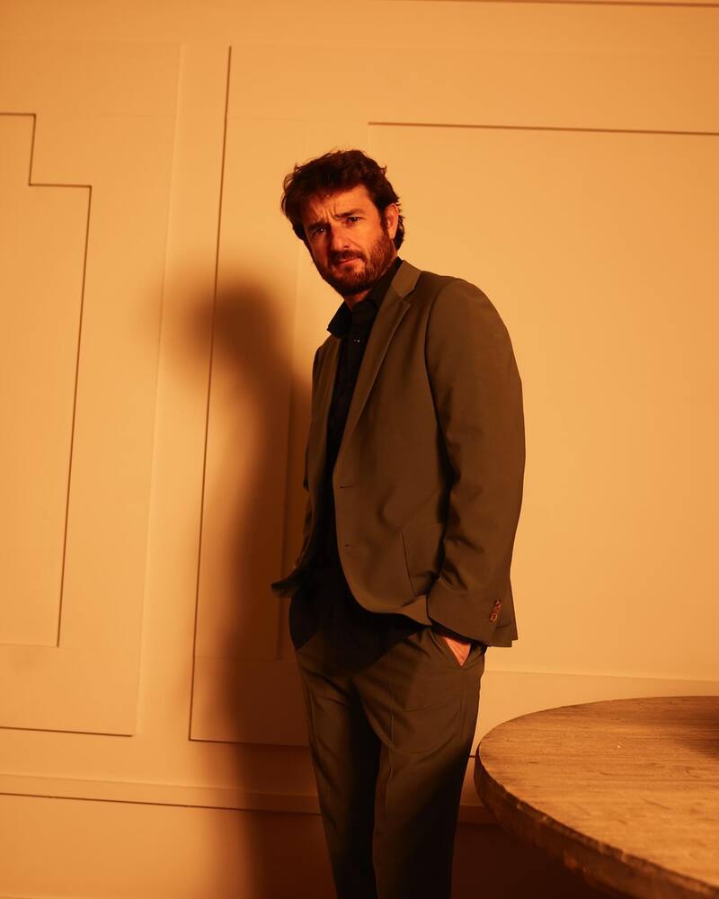 es Santiago “Santi” Peralta en "Machos Alfa" de Netflix