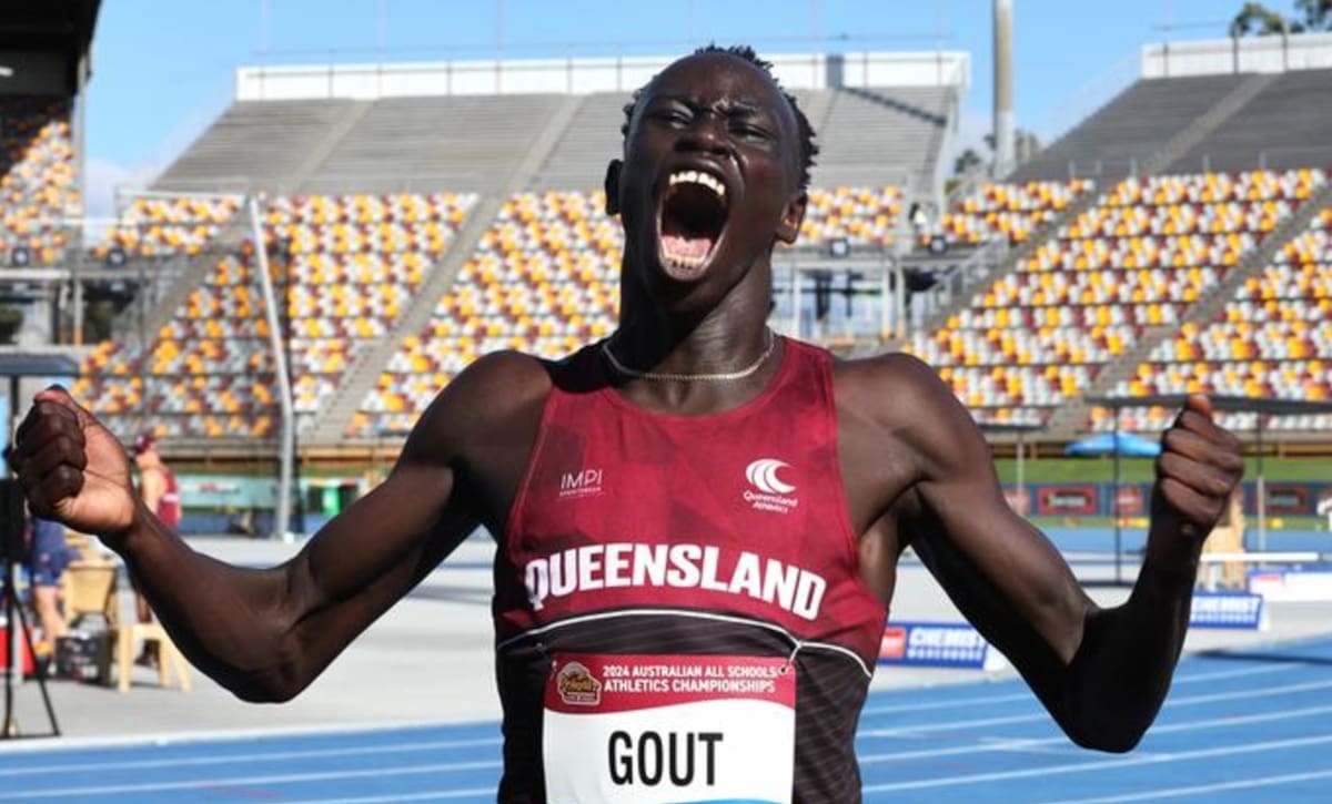 El corredor de Australia celebra su récord nacional en 200 metros, la segunda más rápida de la historia para un velocista menor de 18 años.