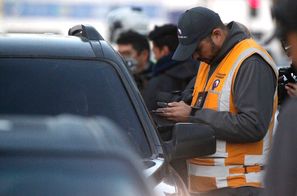 Este es el plazo máximo para realizar el grabado de patente en los vidrios y espejos de tu auto