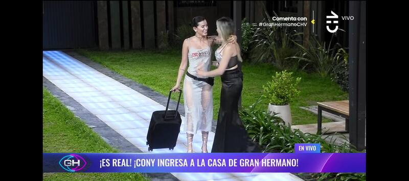 El primer abrazo fue de Coni y Linda.