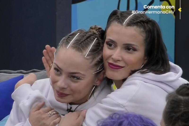 Constanza abrazando a Skarleth en "Gran Hermano" Chile.