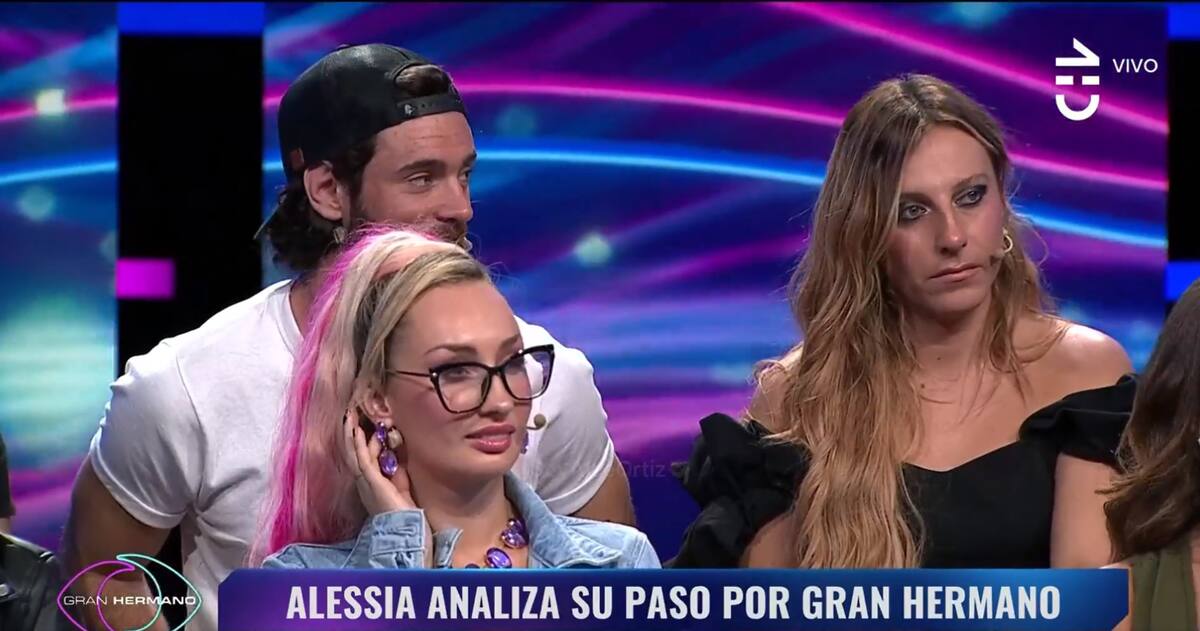 Parte de los "Guarenes" de "Gran Hermano" Chile escuchando las palabras de Fran García-Huidobro.