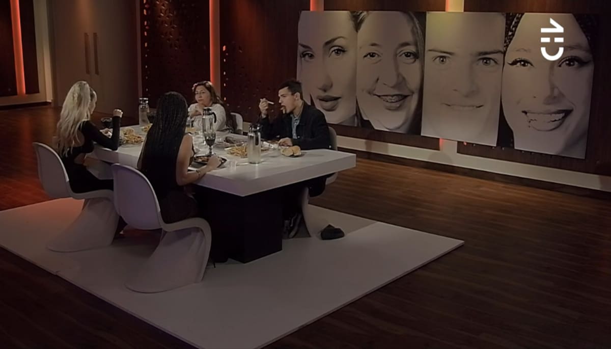 Jennifer Galvarini, Francisca Maira, Benjamín Lagos y Estefanía Galeota durante la cena. Foto: CHV.