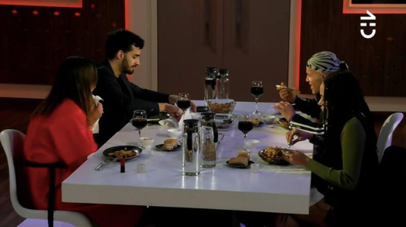 Los participantes en placa durante la cena. Foto: CHV.