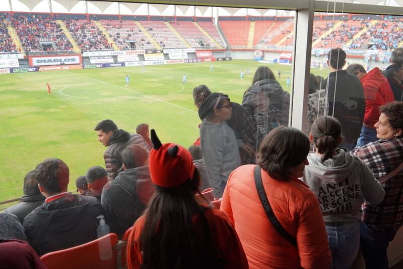 Un grupo de niños con trastorno del espectro autista disfrutó del partido Ñublense vs O'Higgins.