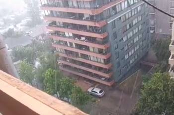 VIDEO | Granizos, truenos y relámpagos en Santiago: Tormenta eléctrica azota la capital