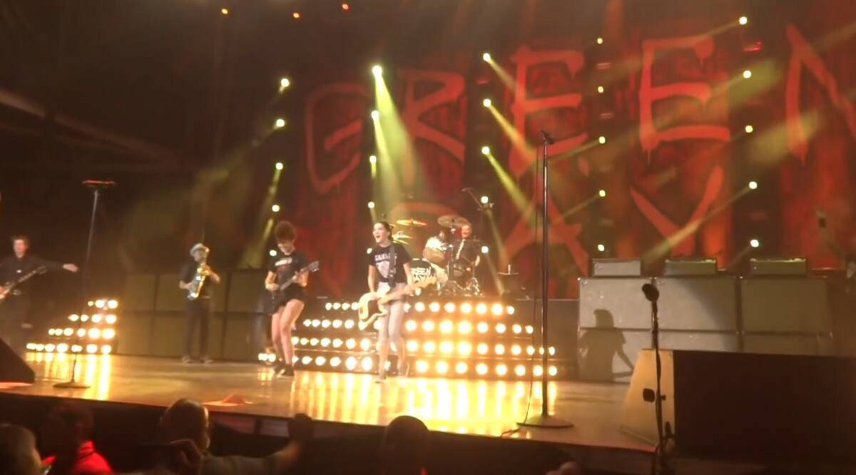 El momento en que dos fanáticas tocaron con la banda en 2017.