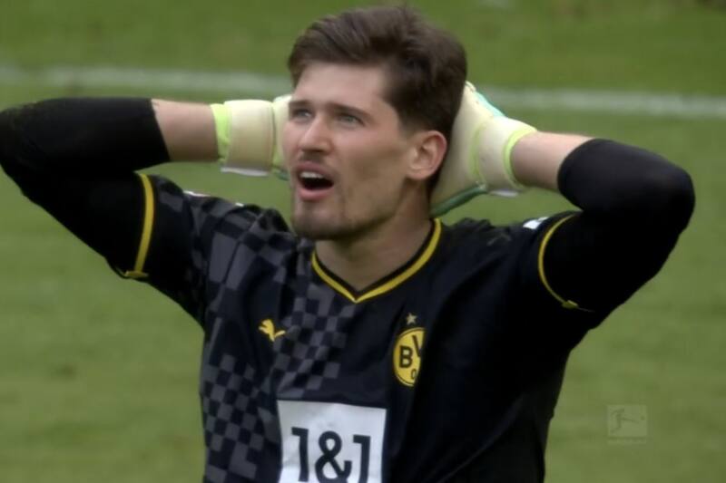 Gregor Kobel el portero de Borussia Dortmund que protagonizó autogol.