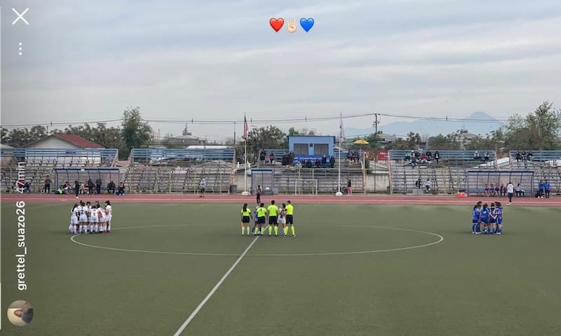 Grettel Suazo en las tribunas en el partido de la U Femenina Proyección vs. Cobresal.