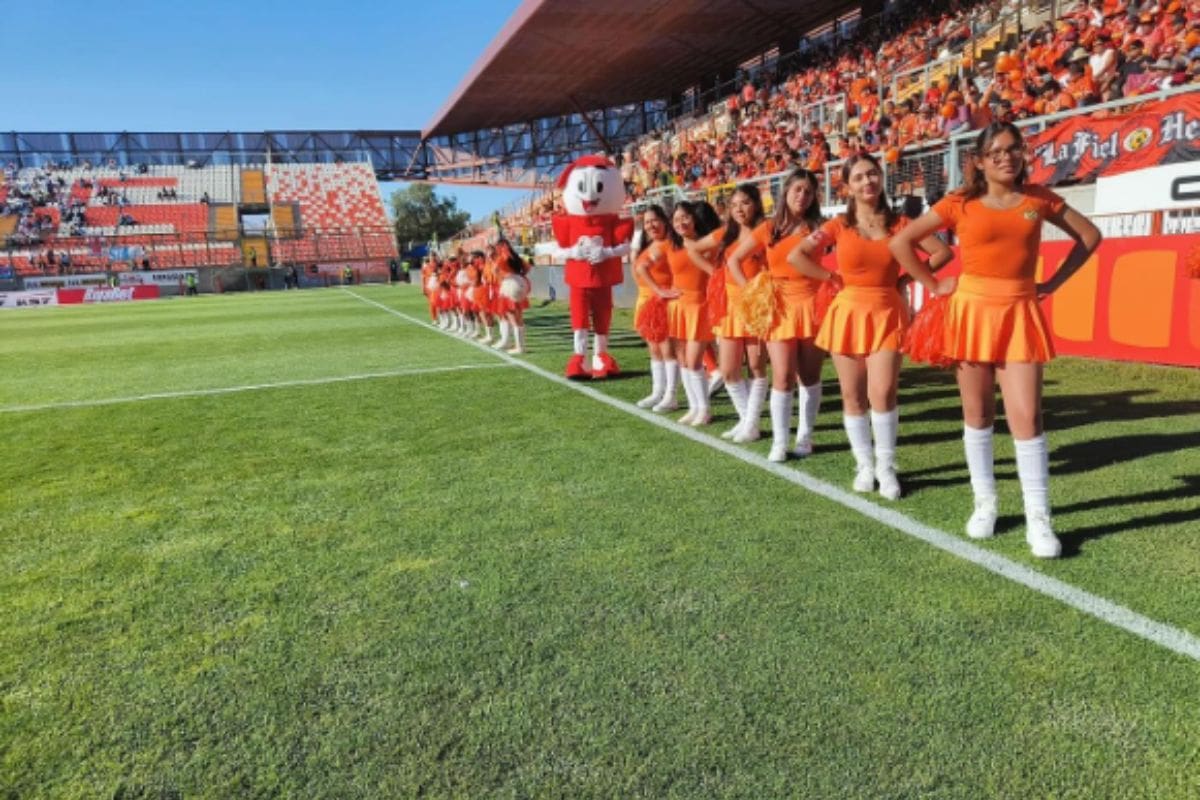 acusa a la institución de exclusión.