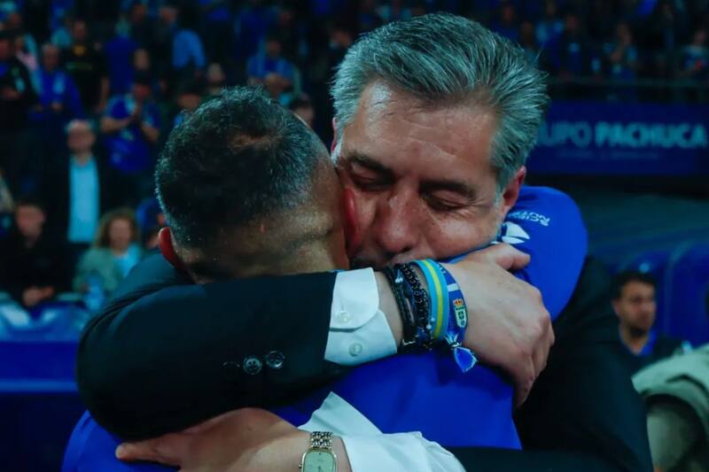 celebra el ascenso del Real Oviedo en España.