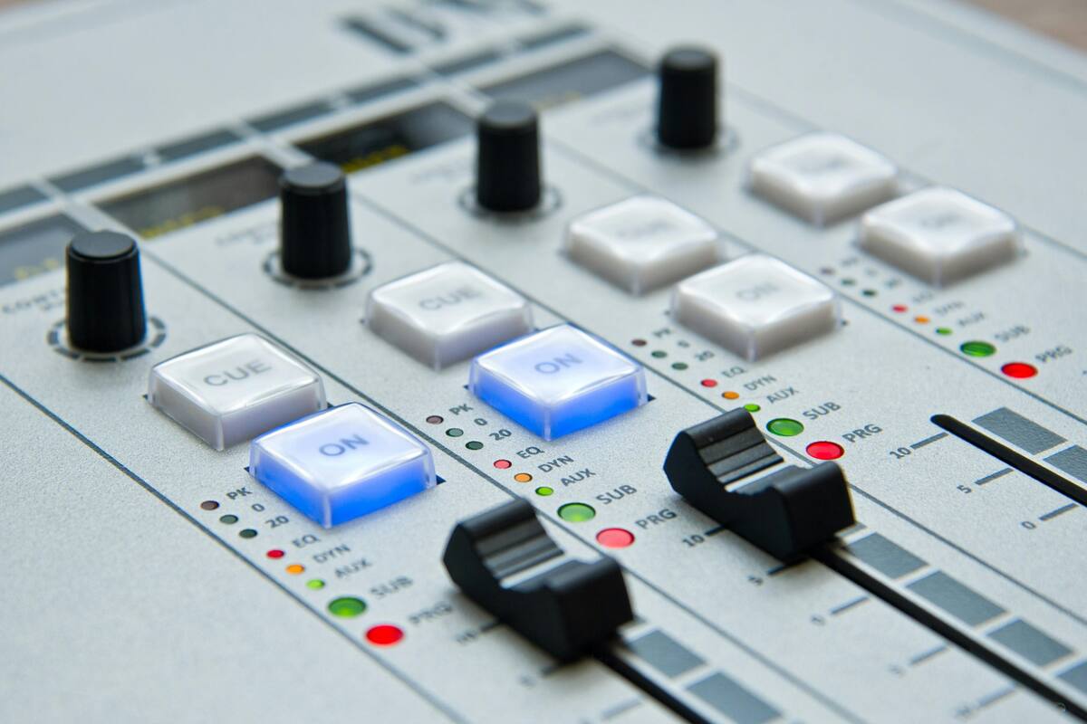 administra una veintena de estaciones de radio en la región. Créditos: Pexels.