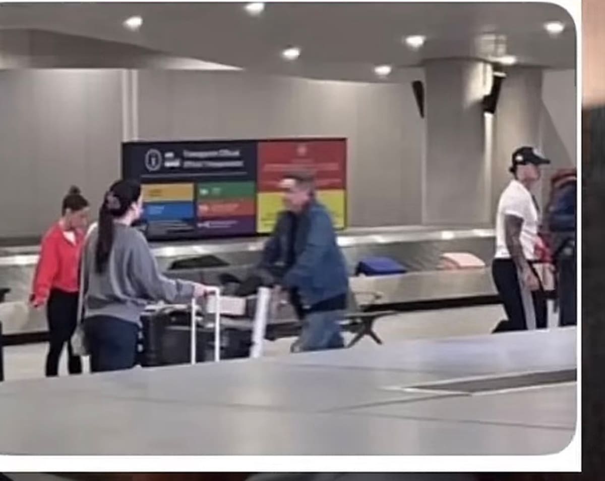 La expareja fue captada en el aeropuerto de Santiago.