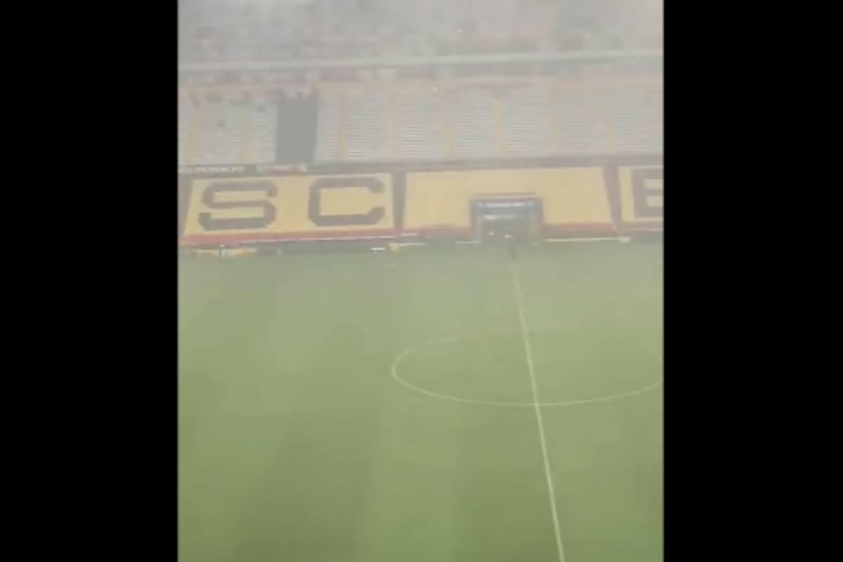 Así se apreció la intensa lluvia en medio del partido entre Chile y Colombia en el Sudamericano Sub 17. (Crédito: Captura)