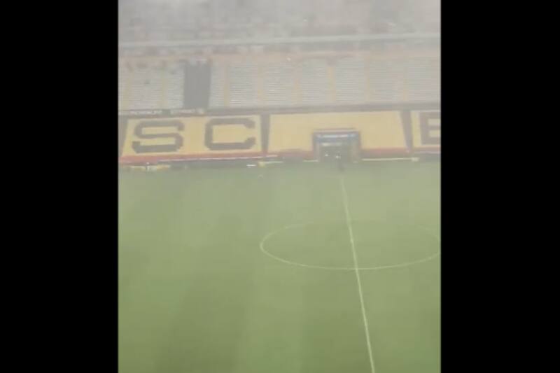 Así se apreció la intensa lluvia en medio del partido entre Chile y Colombia en el Sudamericano Sub 17. (Crédito: Captura)