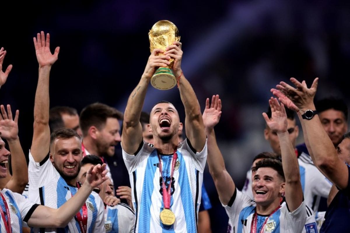 El ahora jugador del Valencia, con la Copa del Mundo en Qatar. Foto: EFE.