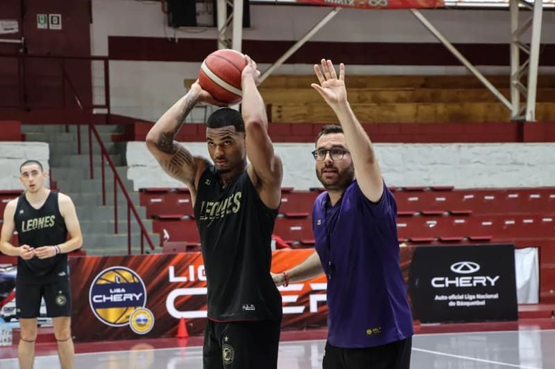 El entrenador de Colegio Los Leones de Quilpué. Foto: @cdclosleones en Instagram