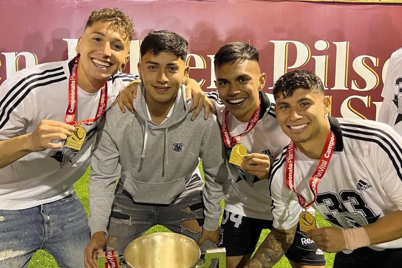 El juvenil fue parte de la celebración de la estrella 33 del Cacique, a pesar de estar fuera de la institución. Foto: Guillermo Maluenda en Instagram.