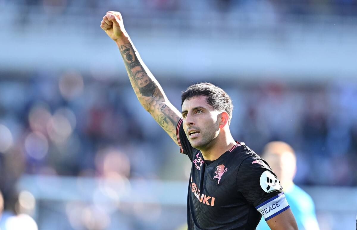 El zaguero chileno tiene un desafío mayor este lunes, cuando enfrente con el Torino al AC Milan. Foto: Agencia EFE.