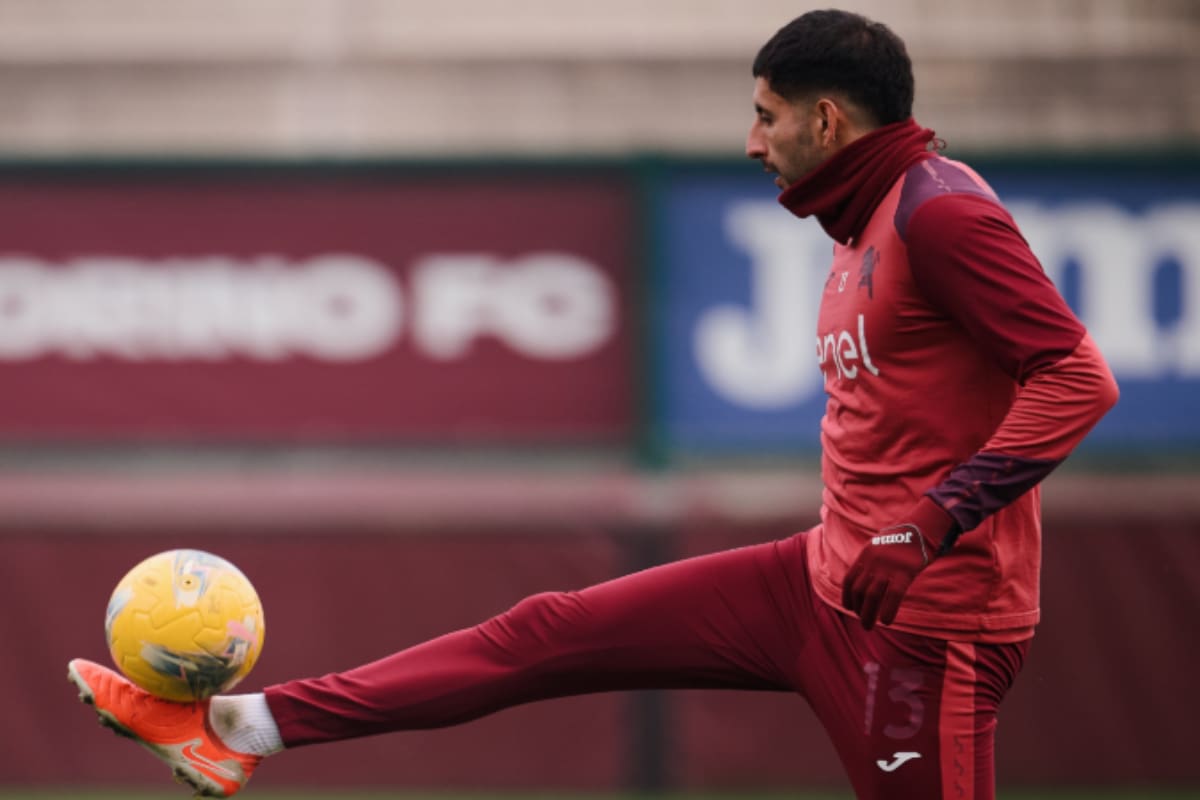 El defensa chileno entrenando en el Torino.