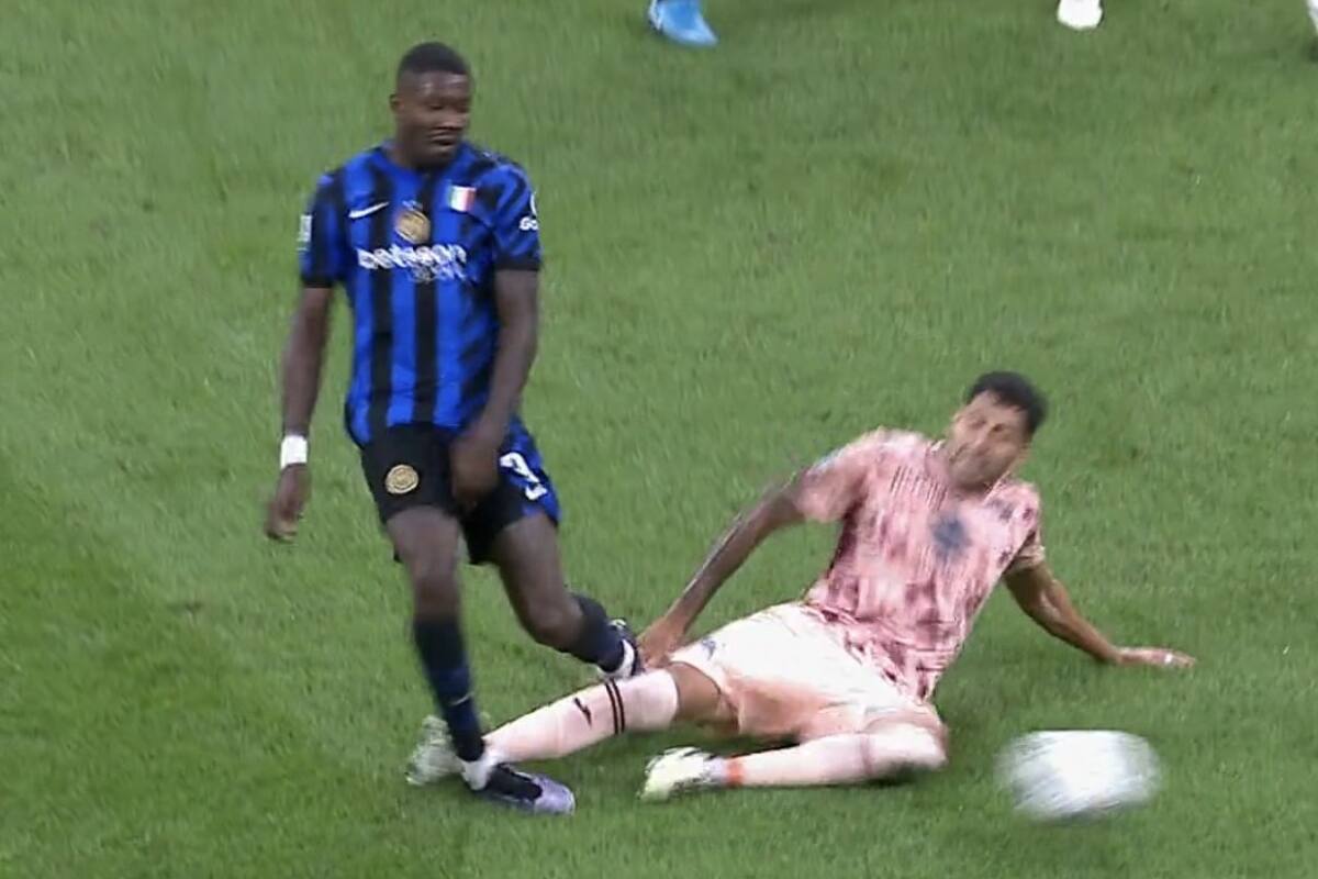 salió expulsado a los 20 minutos en el Torino.
