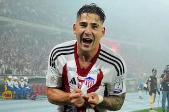 Fue cuestionado en Colo Colo, ahora es el máximo goleador de su equipo y está a 90 minutos de ser campeón