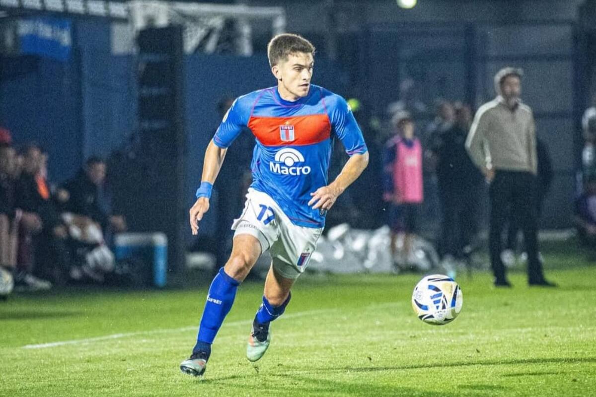 . El lateral chileno con la camiseta de Tigre.