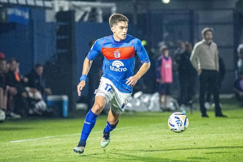 . El lateral chileno con la camiseta de Tigre.