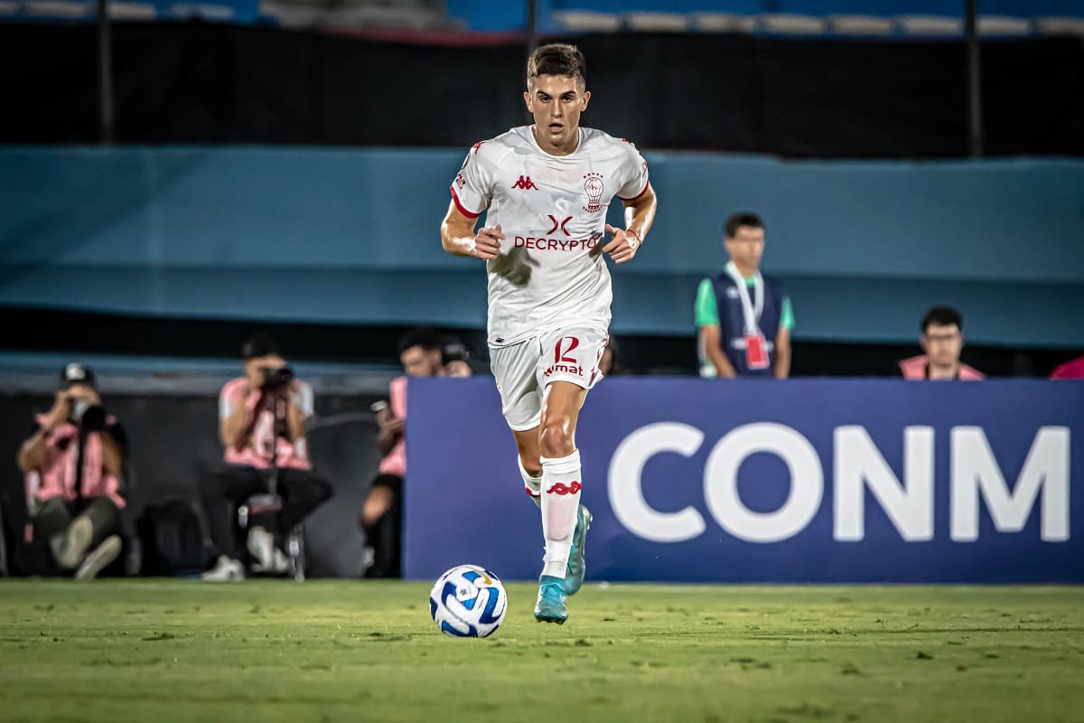 El seleccionado chileno acordó continuidad en Huracán pese a oferta de la UC.