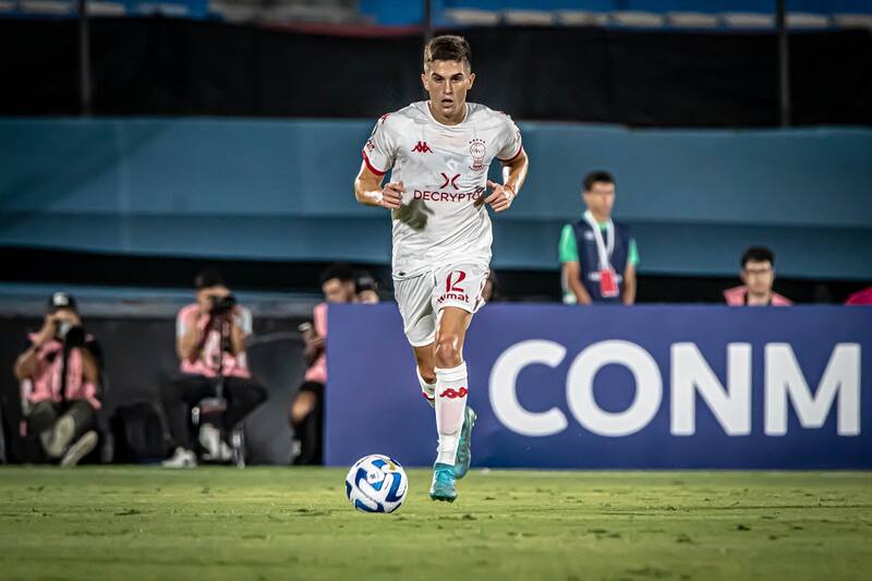 El seleccionado chileno acordó continuidad en Huracán pese a oferta de la UC.