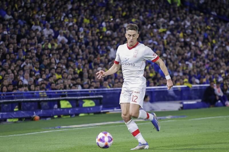 El lateral debe definir su futuro en Huracán.