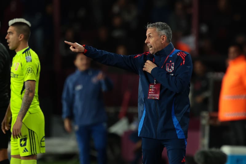 El entrenador argentino le aportó a la U un estilo y un modo futbolístico que le han hecho volver a pelear los puestos de arriba. Foto: Photosport