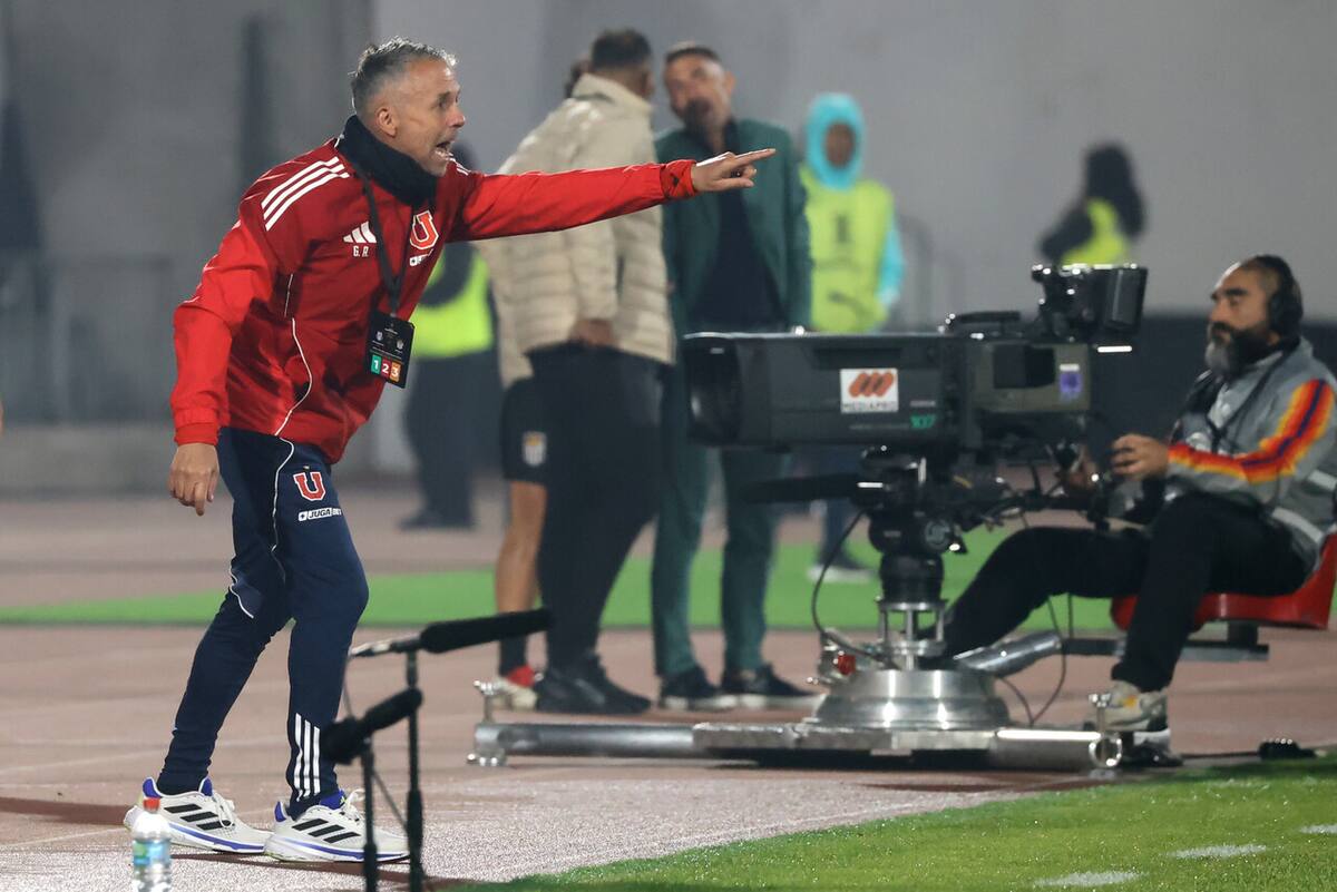 El DT de la U ya trabaja pensando en Huachipato. Foto: Aton.