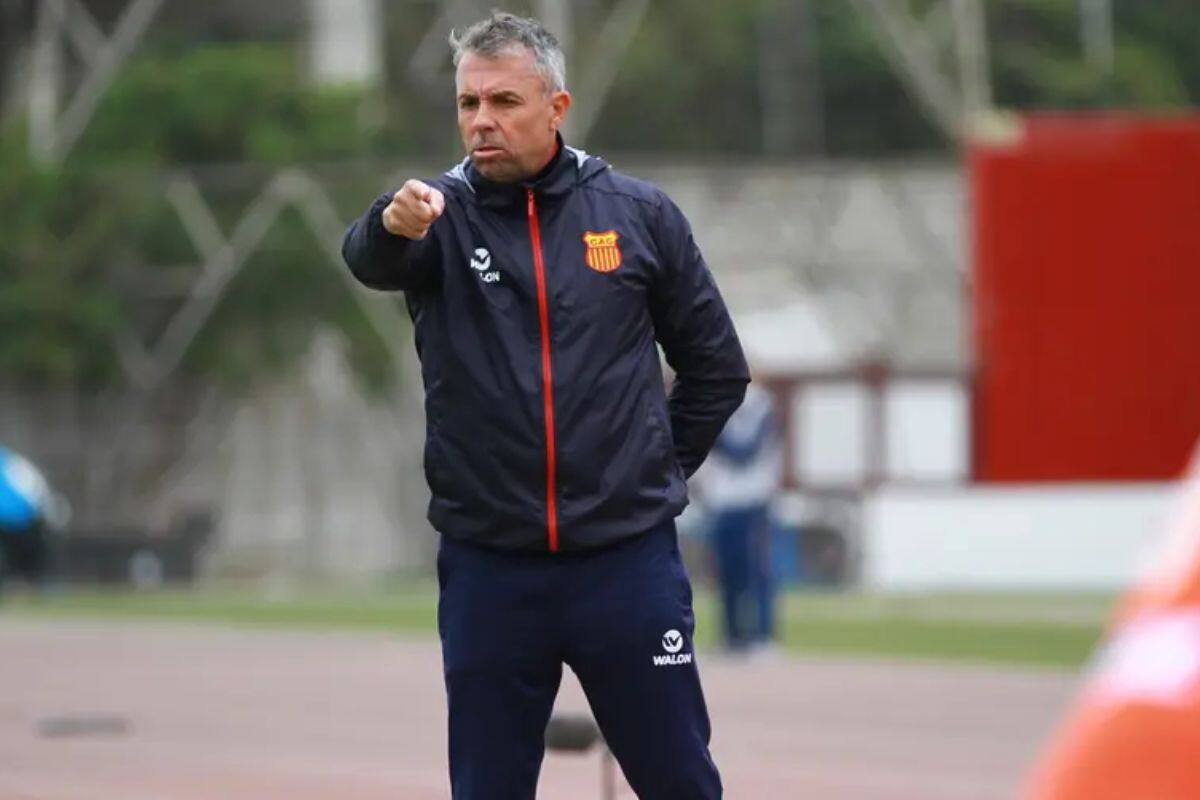 El DT en su época como entrenador de Atlético Grau de Perú.