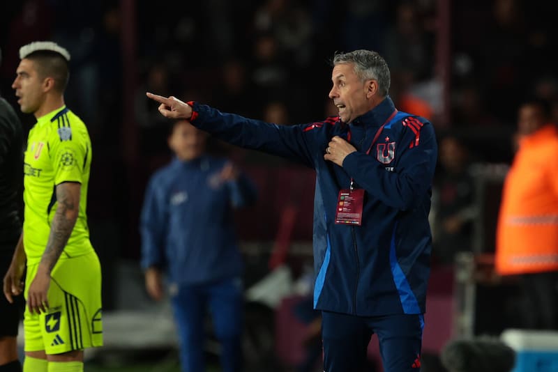El técnico en la derrota de la U en Copa Sudamericana. Foto: Agencia Aton.