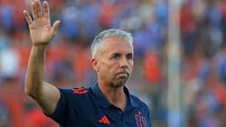 Tras tenso momento: A Gustavo Álvarez le recordaron goleada sobre Colo Colo con sorpresivo regalo y así reaccionó