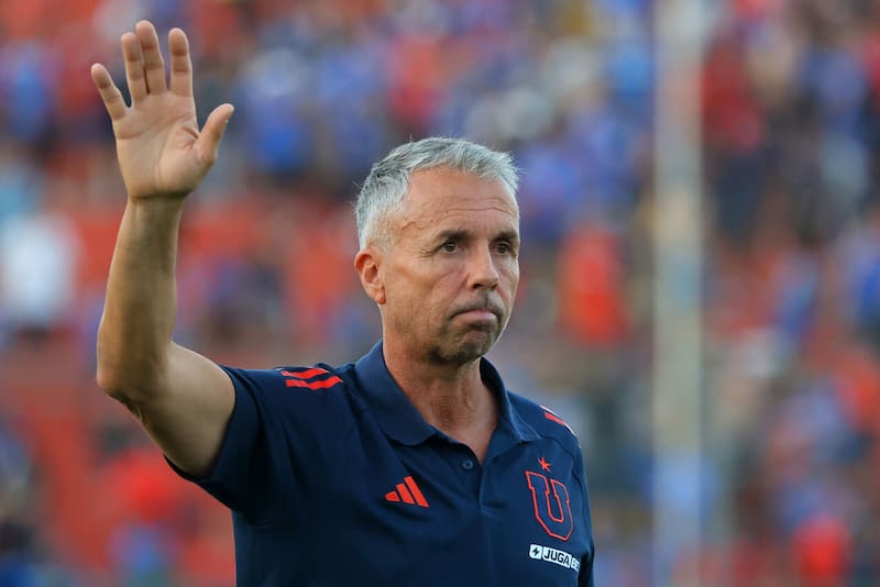 El DT de la U vivió su último duelo de local con el buzo azul. Foto: Agencia Aton