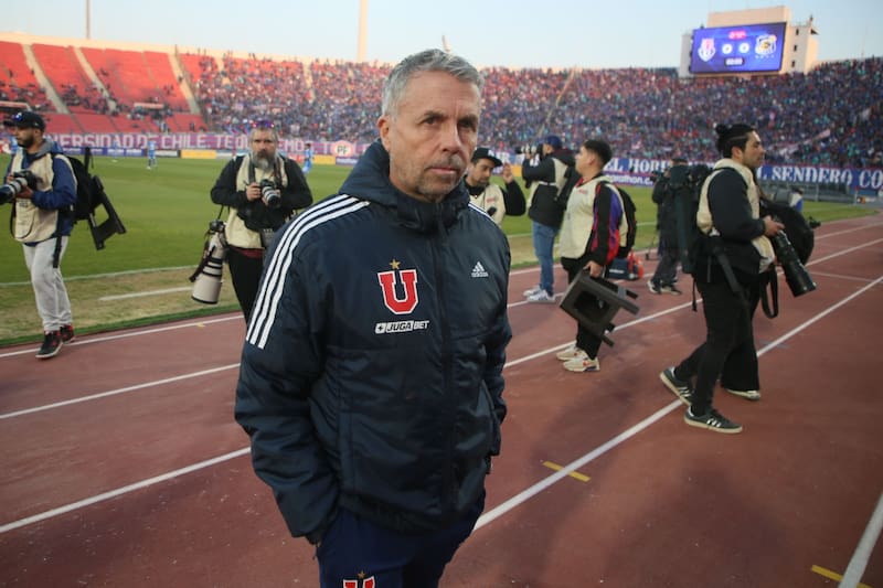 , entrenador de la Universidad de Chile, siendo fotografiado en el Estadio Nacional. Foto: Agencia Aton.