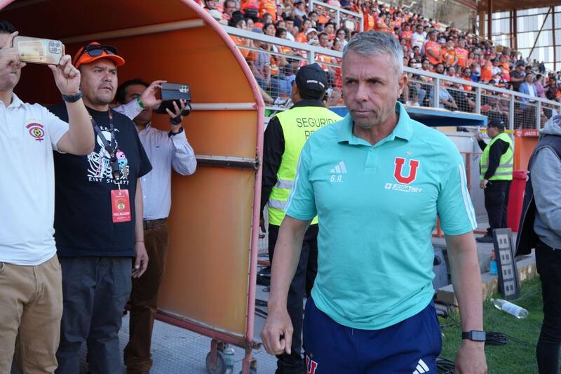 La U de Gustavo Álvarez sigue puntera en el Campeonato Nacional. Foto: Agencia Aton/Archivo.