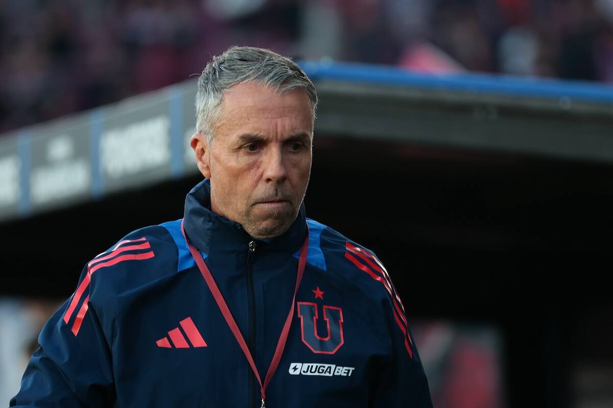 El DT de la U cometió errores que afectaron a su equipo en Buenos Aires. Foto: Agencia Aton.