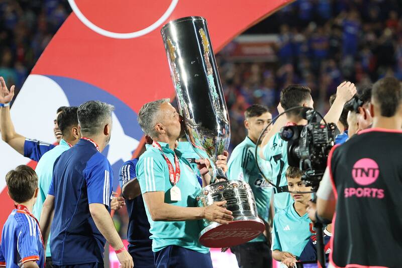 Día clave post título de Copa Chile: las reuniones que marcarán el mercado de fichajes de la U. Foto: Felipe Escobedo.