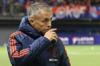 Alaban el presente de Gustavo Álvarez en la U: “Vendehumo a veces, pero es un gran entrenador”