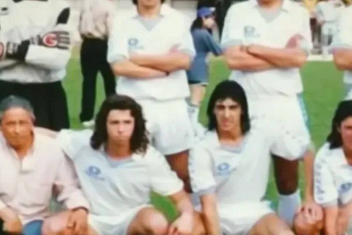 ¡Irreconocible! Gustavo Álvarez es el segundo de izquierda a derecha, en su época como jugador.