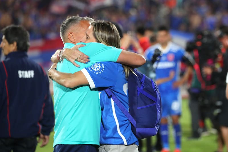 Gustavo Álvarez celebró emocionado el título de Copa Chile. (Foto: Aton)