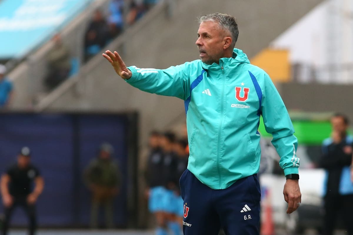 Gustavo Álvarez deberá decidir si tirar toda la carne a la parrilla para pelear por el paso a la final de Copa Chile, o privilegia el descanso para volver con todo al Campeonato Nacional. (Foto: Aton)