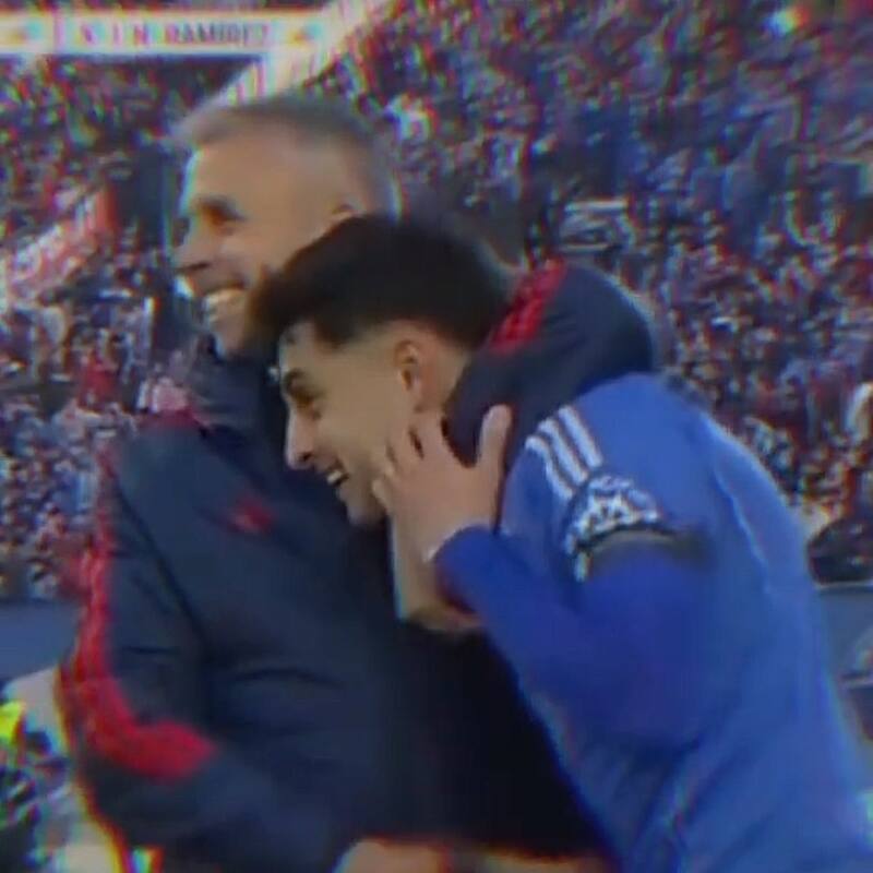 El caluro abrazo entre el DT y el jugador.