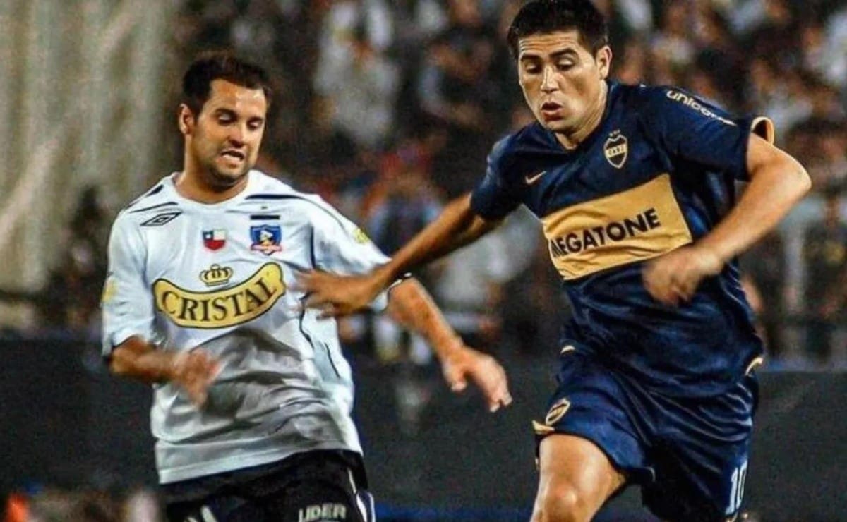 Gustavo Biscayzacú disputa un balón con Juan Román Riquelme en el Colo Colo vs Boca Juniors del 2008.