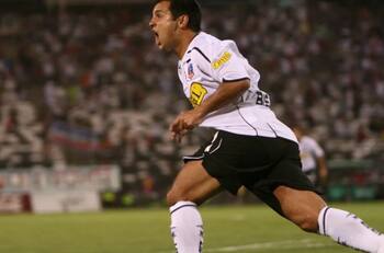 Gustavo Biscayzacú denuncia que hinchas de Colo Colo le destruyeron el auto en Uruguay