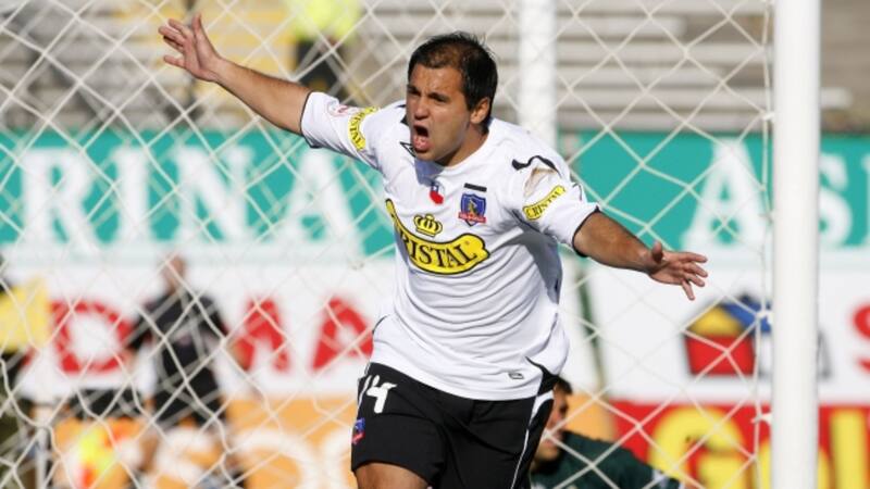 Gustavo Bizcayzacú defendiendo la camiseta de Colo Colo.